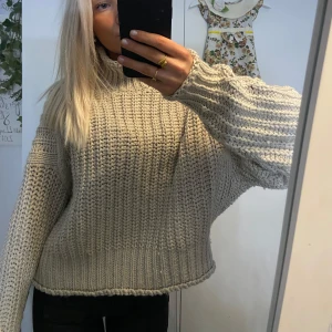 Beige stickad tröja - Mysig beige stickad tröja med långa ärmar, hög krage och ribbade detaljer.😇