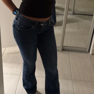 Blå bootcut jeans - Snygga blå bootcut jeans med fickor där bak. Har defekt vid en av fickorna. Kontakta vid frågor 