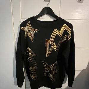 Stickad tröja - Supersnygg stickad tröja med guld detaljer 