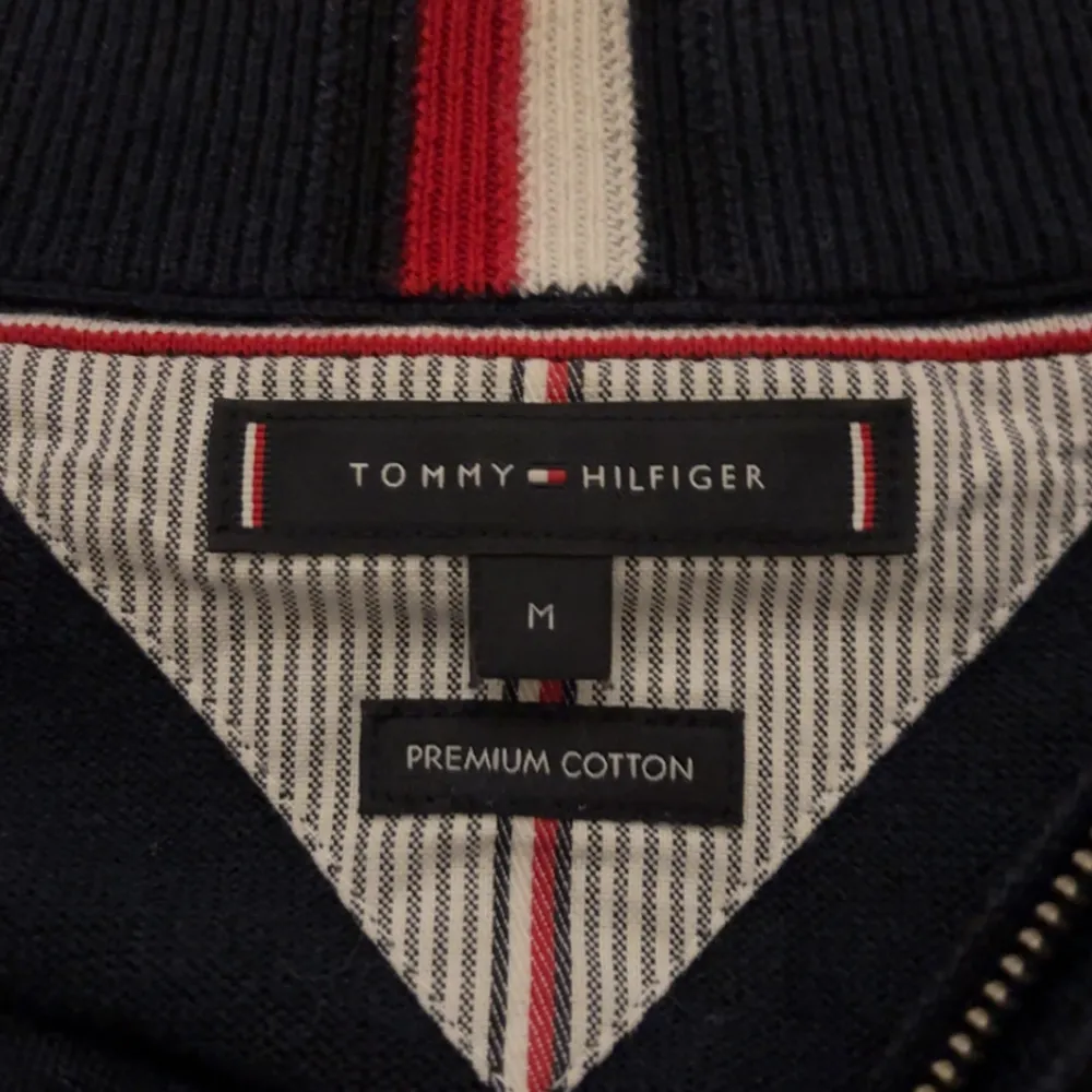 Halfzip från Tommy Hilfiger i storlek M. Inga fläckar eller revor, den är i nyskick har inte använt den. Säljer den för att jag inte använder den.. Stickat.