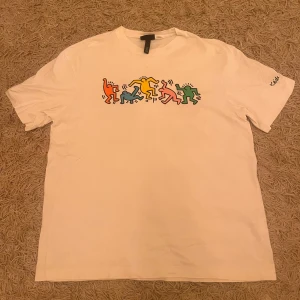 Keith Harring T-Shirt - en keith harring tröja köpt på h&m m/ signatur på ena armen