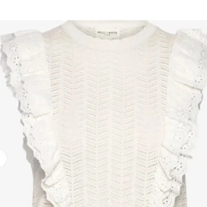 Superfin vit blus - Hej! Säljer nu min vita blus från Lindex superfin och i ny skick! INGA DEFTEKTER!!! Skriv för bilder på eller fler frågor🩷 tröjan är i storlek xs men passar nästa alla skulle jag säga. 