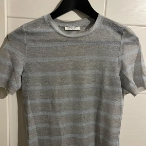 Fest topp - Supersnygg glittlig topp/tröja från pieces