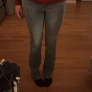 Fina bootcut jeans  - Fina booutcut jeans från Grunt. Nypris är 700 kronor. Aldrig använda. Fin ljusblå färg och lågmidjade.