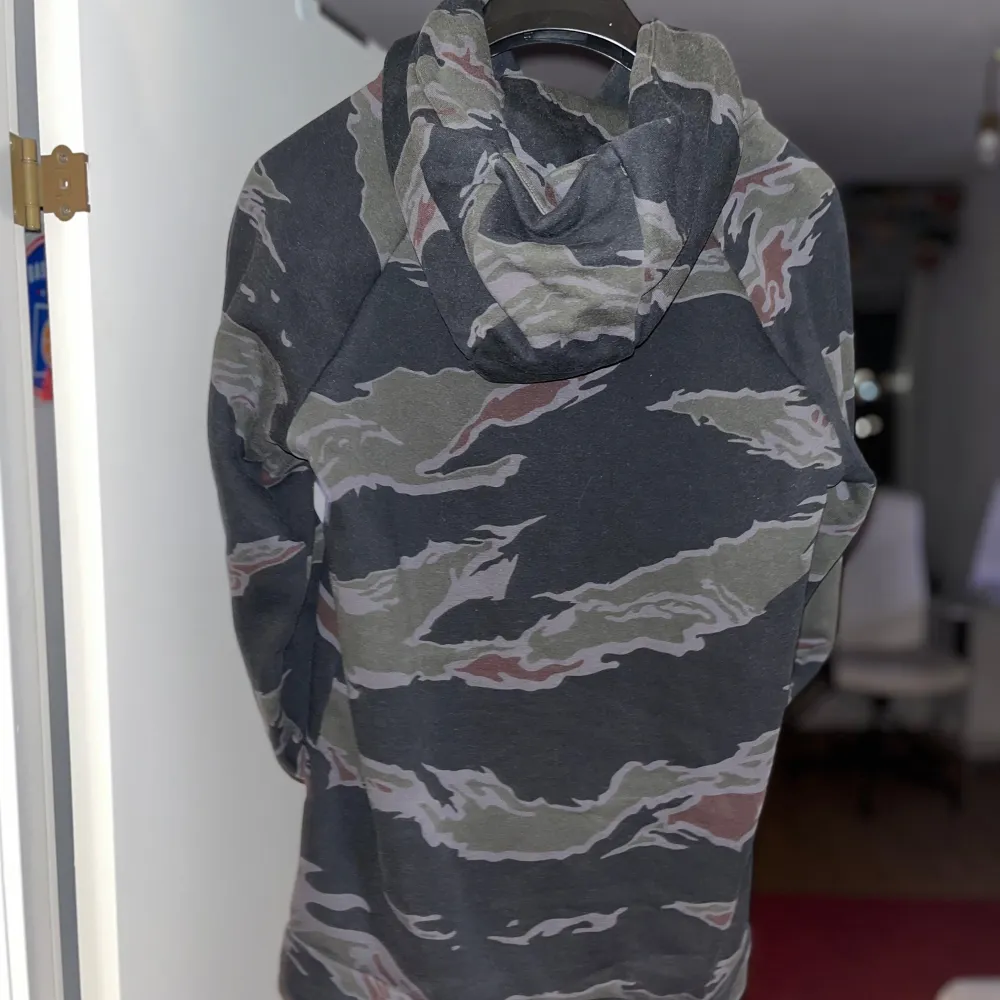 Säljer denna riktigt snygga Jordan Camo Hoodie. Jag köpte den i Spanien för 800 kr. Skriv om du har minsta fundering 👊🏻Pris kan diskuteras. Bor i Stockhol för upphämtning 👍. Hoodies.