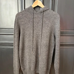 Kashmir tröja mörkgrå - Tja söker nu min mörkgråa Kashmir tröja i storlek S. Jag är 175 och den sitter perfekt! Säljer pga lite användning.