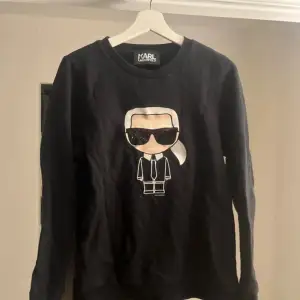 Karl Lagerfeld sweatshirt i storlek M. Bra skick