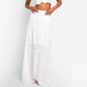 Vit långkjol - Säljer denna vita långkjol som är helt oanvänd från Boohoo. Storlek 38, den är för lång på mig som är 166 skulle säga att den sitter perfekt på dig som är runt 170 samt har storlek S vanligtvis. 