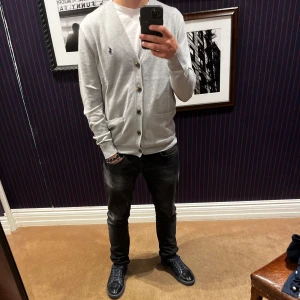 Ralph Lauren  - Säljer nu en riktigt fin kofta från Polo Ralph Lauren i färgen grå. Ny pris på denna är 1899 köpt på NK. 