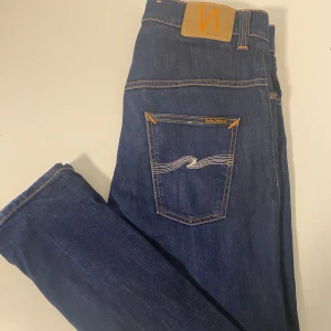 Nudie Grim Trim Jeans W32/L34 - Säljer dessa väldigt fina Nudie jeansen som är i modellen Grim Trim.  W32 / L34.  Väldigt bra condition!              Passar modellen på bilden som är ca 186. Tveka inte att höra av dig vid mer frågor, funderingar eller bilder👍🏻