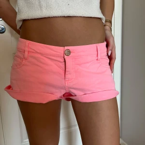 Lowwaist shorts - Coola neonrosa låga jeansshorts!🩷