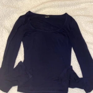 Marin blå långärmad  - En mörkblå långärmad tröja som inte jag använder längre eftersom den är för stor,kan tänka mig att sänka priset om det skulle behövas.🤍