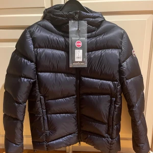Colmar Original Mens Jacket - Säljer denna Colmar original mens jacket då den inte kommer att användas av någon i hemmet. Nypris ligger på 7500 men är redo att släppa den för 5000. Helt ny, inga skador eller liknande och bara upp packad för bildernas skull. Har ni frågor så skriv