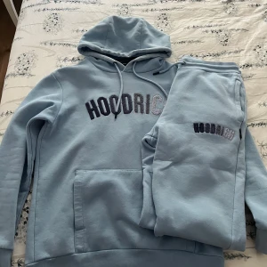 Hoodrich tracksuit  - Skick 8,5, Säljs då den inte används, M i byxorna och S i Hoodien! 