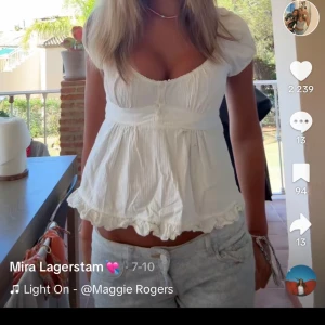 Brandy Melville blus - Jätte snygg har använt typ en gång men tycker inte den sitter snyggt på mig darför jag säljer, lånade bilder men ser exakt ut så förutom att den inte har det på botten❤️