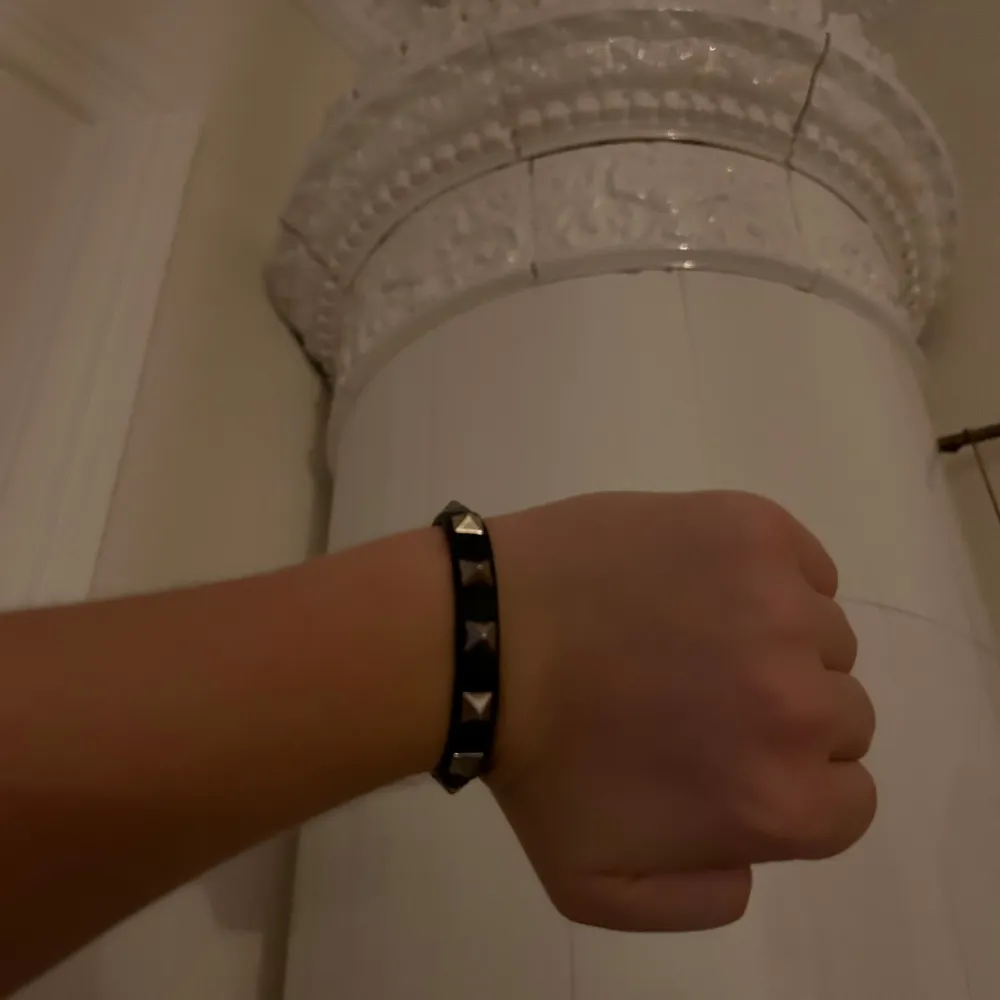 Ett fint väldigt snyggt valentino armband!. Accessoarer.