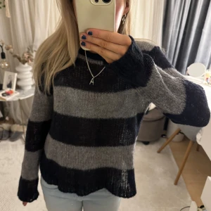 Stickad tröja  - Så snygg grovstickad tröja i superskönt material❣️så najs till hösten! Marinblå/grå, storlek M men passar xs-m