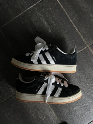 Adidas Campus - Svarta Adidas campus i stl 39 1/3. Mycket fint skick och de är varsamt använda. Nyligen impregnerade!🫶🏼❤️‍🔥Kan skicka mer bilder.