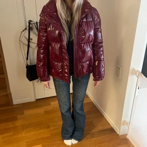 Röd vinterjacka - Superfin glansig röd vinterjacka från Mohito i storlek 34. Jackan är köpt på secondhand för något år sedan, men jag aldrig fått användning för den. Gott skick och väldigt varm! Jackan har även en avtagbar luva💗