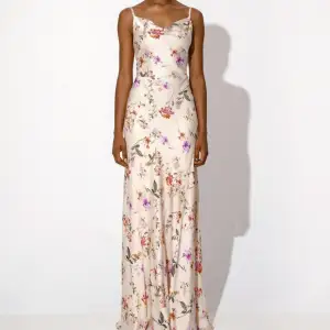 Säljer Lowa slip maxi dress i färgen floral vanilla från By Malina! 🌸Endast använd två gånger, alltså som ny! Köpt på Zalando för 3795 kr, priset går att diskuteras! 💕