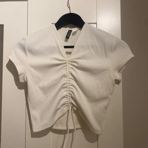 Vit topp - H&M  - En jättefin söt vit topp i nyskick som är justerbar. Endast använd 1 gång och har inga defekter. Vid frågor så är det bara att höra av sig🤍