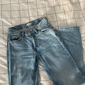 Gina Tricot low waist jeans - Hej, säljer Gina tricot low waist jeans i storleken 32. De är använt fåtal gånger och är i underbar skick. Tveka inte och meddela ifall du har flera frågor.