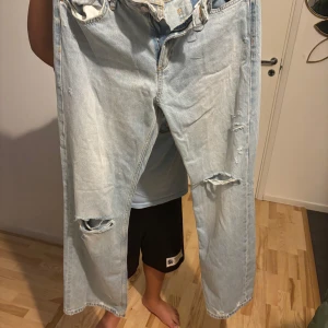  Jeans - Säljer ett par zara jeans då jag aldrig använt dom då dem är för stora för mig. Dem matchar också med jeansjackan jag säljer