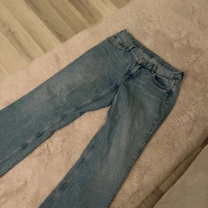 Bootcut jeans  - Jeans från gina tricot, gammal modell som inte säljs längre. Bootcut i modellen med en lägre midja, midwaist. Använda sparsamt🩷