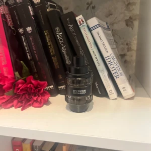 Spice bomb edt - Spice bomb edt en väldigt kryddig och kanel varm parfym perfekt som daglig i vinter. 12/50 ml kvar därav priset. Box tillkommer ej