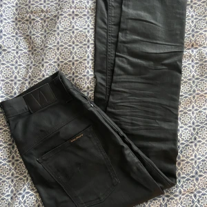 Slim fit nudie jeans  - Tja! Jag säljer nu dessa as feta slim fit nudies för ett bra pris. De är i toppskick (10/10) och passar perfekt för dig som är 170-180. Storlek 29W 32L. Kom med bud!
