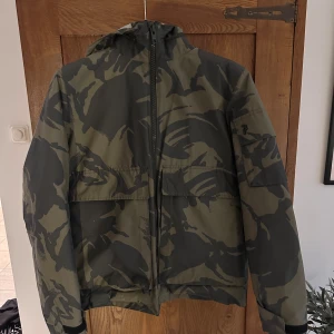 Peak performance jacka - Snygg jacka i Camo. Storlek large men sitter som medium