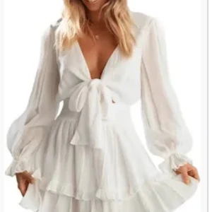 Studentklänning - Klänningen är lite genomskinlig, men skickar med en underkjol som jag hade som man själv kan justera och ha under klänningen 