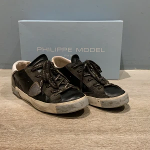 Philippe model skor - Säljer nu mina skor till ett bra pris då dom inte passar längre. Skick 7/10  Dom har diffekter på insidan, skriv om ni vill ha bilder  Skriv vid minsta fundering Priset kan diskuteras!! 