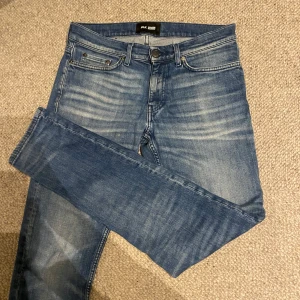 BLK DNM Jeans  - Säljer dessa snygga jeans eftersom Att dom inte passar längre. Storlek 29-32 nypris ligger runt 2900. Hör av dig vid fler funderingar 