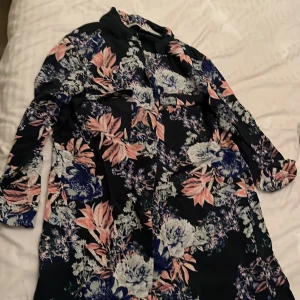 Skjortklänning Carin wester - Skjortklänning från Carin Wester i storlek 38, super fint skick. Endast använd 2 gånger   Mörkgrön med print 