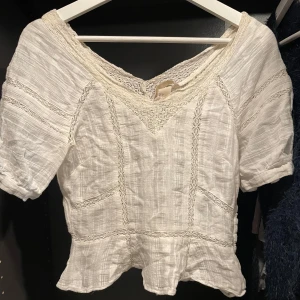 Jätte gullig topp - Super söt topp med spetsdetaljer. Säljer då den inte kommer till användning. Bra skick inga defekter!
