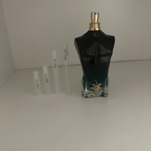 Sample av Jean Paul Gaultier Le beau le parfum 5 ml - Säljer samples av Jean Paul Gaultier Le beau le parfum. Mängd: 5ml:79kr. Perfekt för dig som vill testa olika dofter innan du köper en fullstor flaska. Rekommenderar att köpa flera samples eller större mängder för att göra det mer prisvärt.