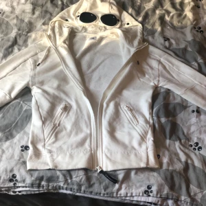 Cp company hoodie - Säljer min cp company hoodie, den är i väldigt bra skick 9/10. Skriv vid funderingar😁