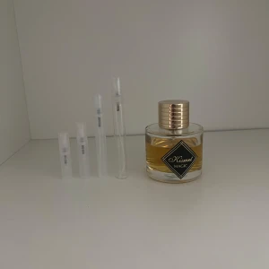 Säljer sample av Kismet Magic. 10ml: 99kr - Säljer sample av Kismet Magic. 10ml: 99kr. Rekommenderar att köpa flera samples eller större mängder för att göra det mer prisvärt. Perfekt för dig som vill testa olika dofter innan du köper en fullstor flaska. 