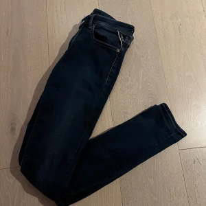 Replay jeans w27 - Riktigt fräscha jeans från replay i storleken w27, jeansen har en riktigt niece wash och är perfekt nu till vintern. Priset är ej hugget i sten.