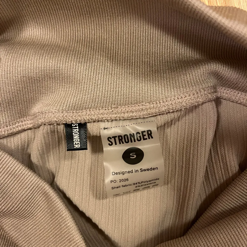 Beige träningsshorts. Träningskläders matrial, stretchiga. Stolek S.. Sportswear.