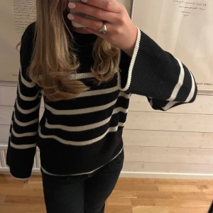 Randig stickad tröja  - Jag säljer denna randiga stickade tröja som är så fin och perfekt nu när det är kallare ute😍köpt från H&M, den är använd endast någon gång och inga defekter💕 storlek xxs!