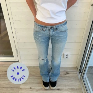 Jeans - Säljer dessa jeans som är köpta här på plick, midjemåttet 38x2cm och innerbenslängden 79cm, säljer då de var för små för mig, budgivning ifall flera är intresserade och säljer endast om jag får ett bra bud:) hör gärna av er om frågor finns!