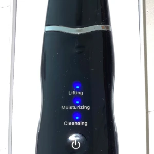 Skönhetsprodukter och tillbehör - Ett set med olika skönhetsprodukter och tillbehör. Innehåller bland annat Dermacol After Sun Mask, en rosa beautyblender,och en svart dermaroller!fattas en foundation,Sminkväska Hård Svart Plast Bärkombinationslås Makeup Resväska. Köp väskan full. 