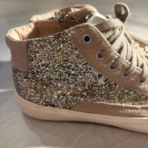 Sneakers Dam/Flicka - Köpta på Zara Kids i storlek 38.  Endast använda ett fåtal tillfällen. 