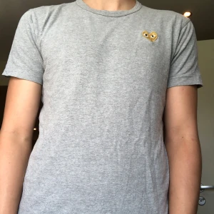 Cdg t shirt - Cdg t shirt 9/10 skick. Kan gå ner vid snabbaffär 