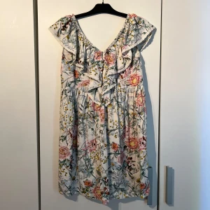 Blommig klänning - Aldrig använd. Strlk 15 y, passar allt från xs-m jag är strlk S passar perf💞💞🌺💕