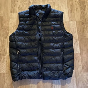 Polo Ralph lauren väst - Säljer min pojkväns ralph lauren väst då han köpt en ny. Den är köpt direkt från hemsidan. Västen är använd fåtal gånger då han köpte en ny ganska direkt efter han köpt den, därav väldigt bra skick. Skriv för bilder på eller frågor❤️❤️