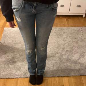 Jätte fina jeans som inte passar mig! Midjemåttet rakt över är 39cm💕💕