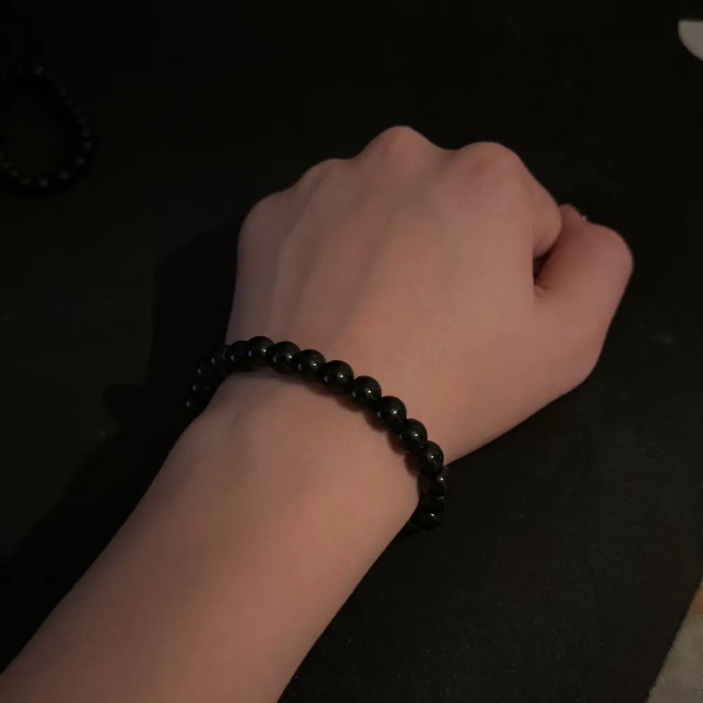 Säljer tre snygga elastiska armband med pärlor. Det ena armbandet har blå och grå pärlor som ger en cool, mystisk look. Det andra armbandet är helt svart och passar perfekt till alla outfits. Båda armbanden är bekväma att bära och lätta att matchamed. Accessoarer.